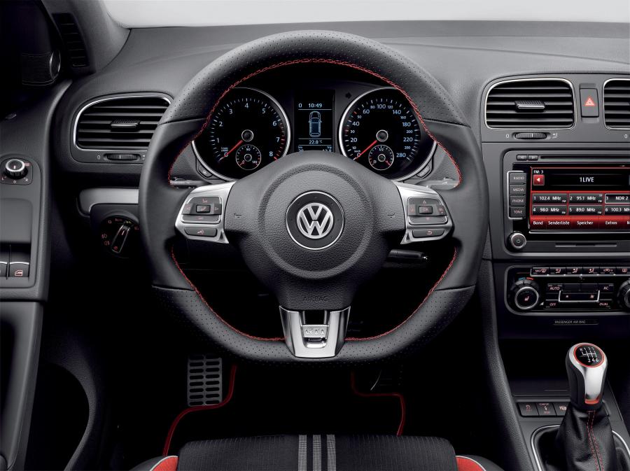  Volkswagen Golf GTi Adidas 2010 года  (фото 8 из 8)